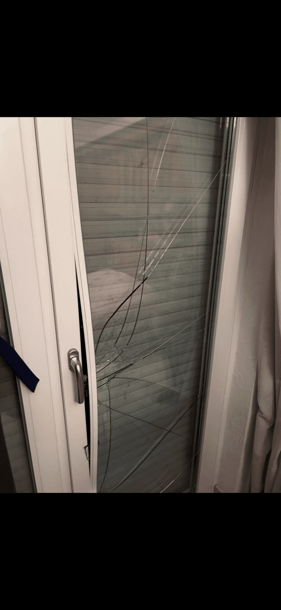 Serrurier sécurisant une porte après effraction